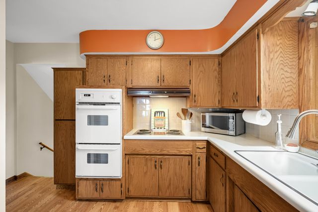 1740 Stanbridge Avenue, Roseville, MN 55113