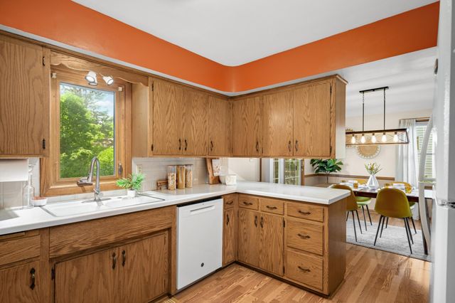 1740 Stanbridge Avenue, Roseville, MN 55113