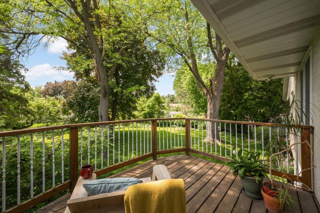 1740 Stanbridge Avenue, Roseville, MN 55113