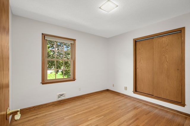 1740 Stanbridge Avenue, Roseville, MN 55113
