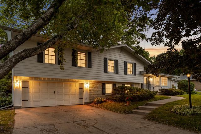 1740 Stanbridge Avenue, Roseville, MN 55113