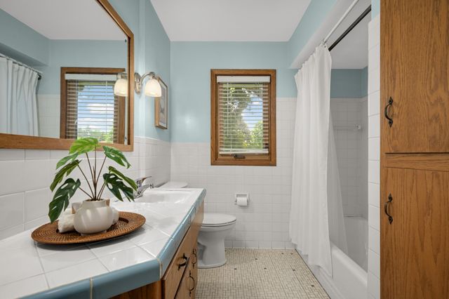 1740 Stanbridge Avenue, Roseville, MN 55113