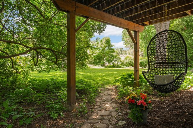 1740 Stanbridge Avenue, Roseville, MN 55113