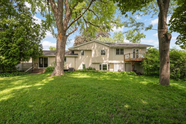 1740 Stanbridge Avenue, Roseville, MN 55113