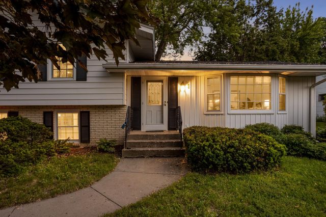1740 Stanbridge Avenue, Roseville, MN 55113
