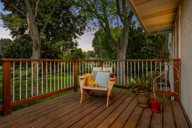 1740 Stanbridge Avenue, Roseville, MN 55113