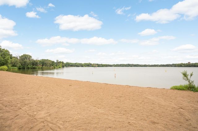 1740 Stanbridge Avenue, Roseville, MN 55113