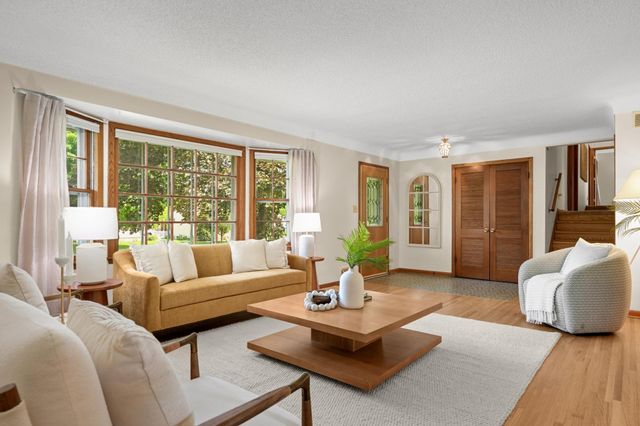 1740 Stanbridge Avenue, Roseville, MN 55113