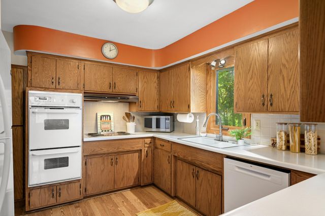 1740 Stanbridge Avenue, Roseville, MN 55113