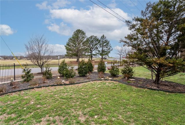 1661 S Coopers Cove Street, Fayetteville, AR 72701