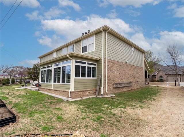 1661 S Coopers Cove Street, Fayetteville, AR 72701