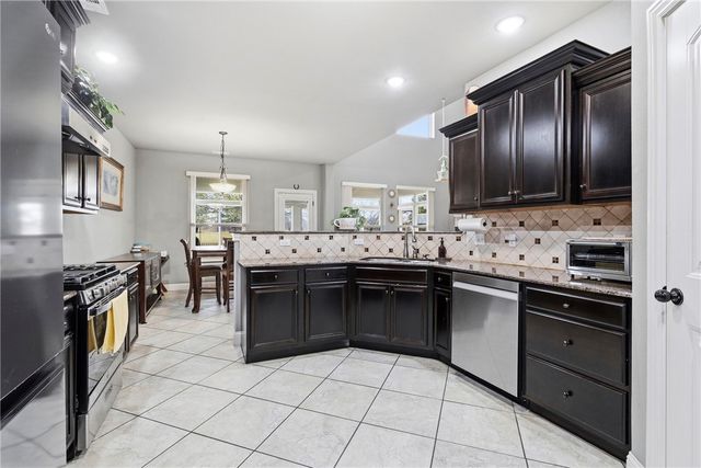 1661 S Coopers Cove Street, Fayetteville, AR 72701