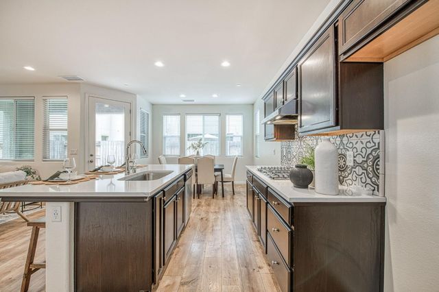 6290 E Creek View Lane, Fresno, CA 93727