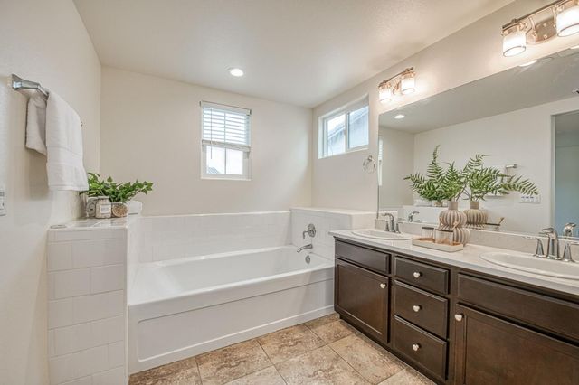 6290 E Creek View Lane, Fresno, CA 93727