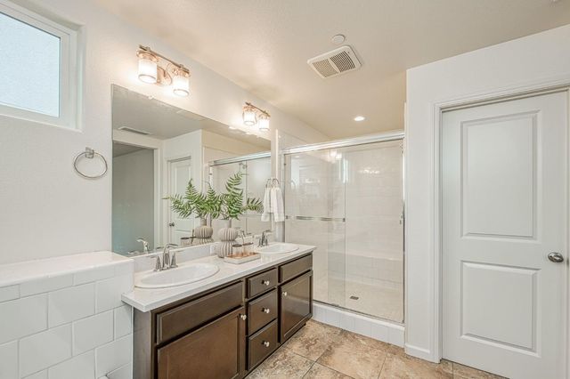 6290 E Creek View Lane, Fresno, CA 93727