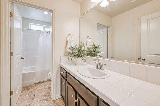 6290 E Creek View Lane, Fresno, CA 93727