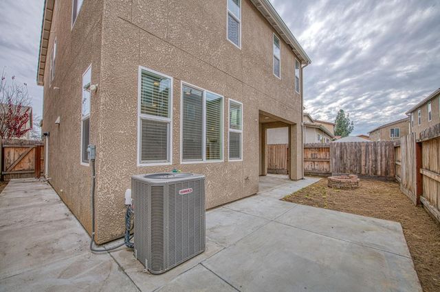 6290 E Creek View Lane, Fresno, CA 93727