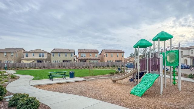 6290 E Creek View Lane, Fresno, CA 93727