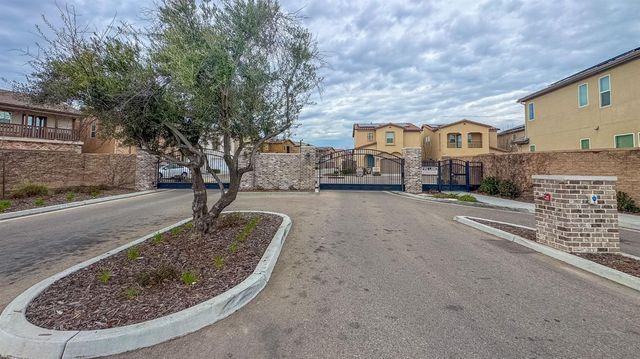 6290 E Creek View Lane, Fresno, CA 93727