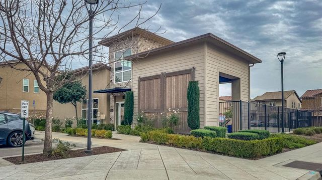 6290 E Creek View Lane, Fresno, CA 93727