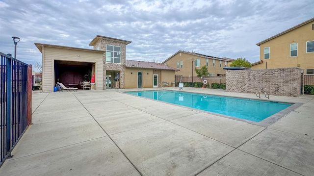 6290 E Creek View Lane, Fresno, CA 93727