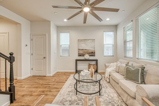 6290 E Creek View Lane, Fresno, CA 93727