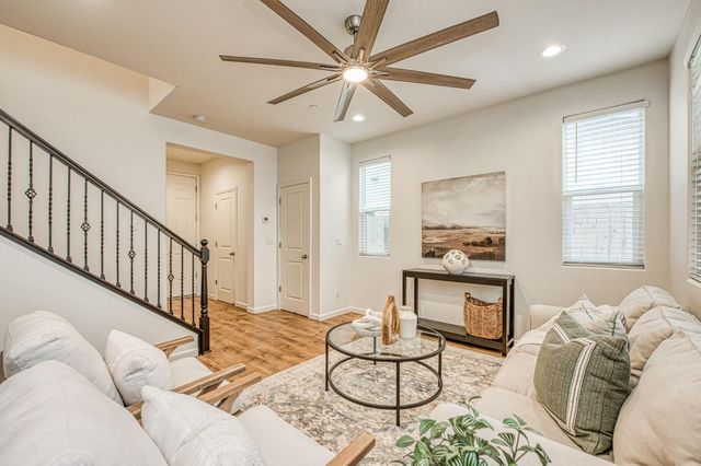 6290 E Creek View Lane, Fresno, CA 93727