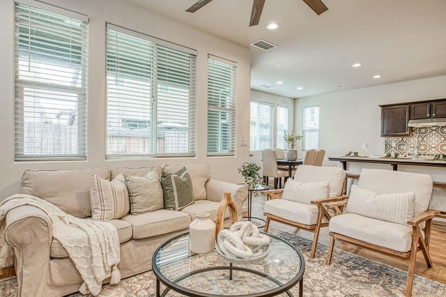 6290 E Creek View Lane, Fresno, CA 93727