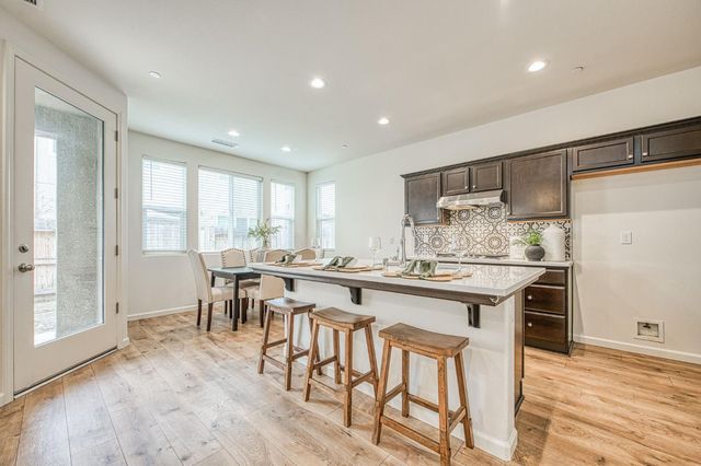 6290 E Creek View Lane, Fresno, CA 93727