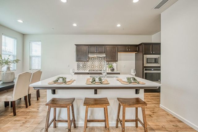 6290 E Creek View Lane, Fresno, CA 93727