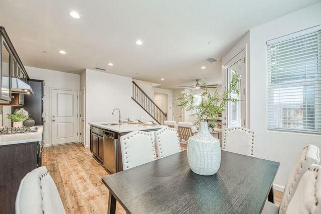 6290 E Creek View Lane, Fresno, CA 93727