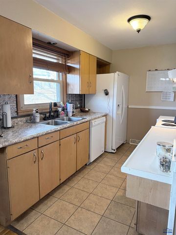 2903 GRANDVIEW DR, Rapid City, SD 57701