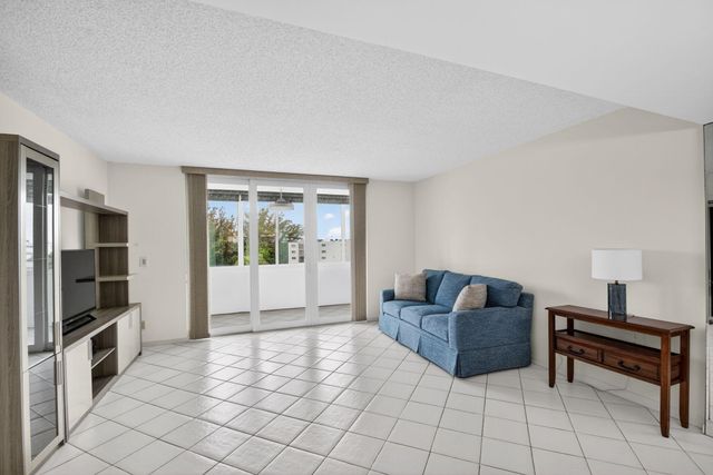 3425 Via Poinciana 403, Lake Worth, FL 33467