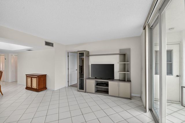3425 Via Poinciana 403, Lake Worth, FL 33467