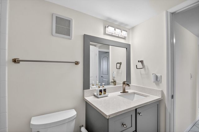 3425 Via Poinciana 403, Lake Worth, FL 33467