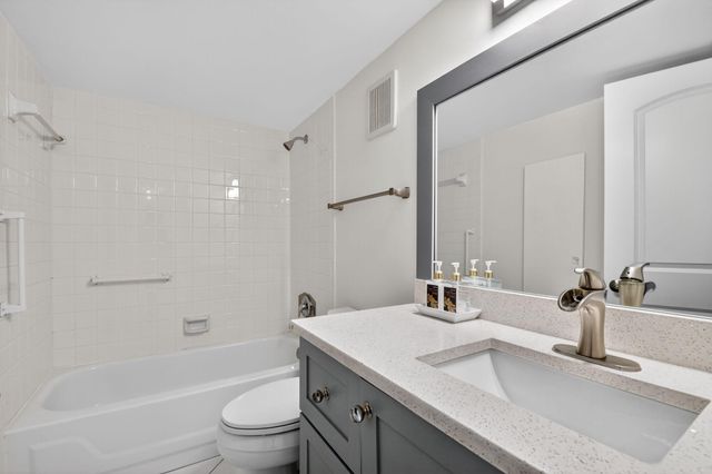 3425 Via Poinciana 403, Lake Worth, FL 33467