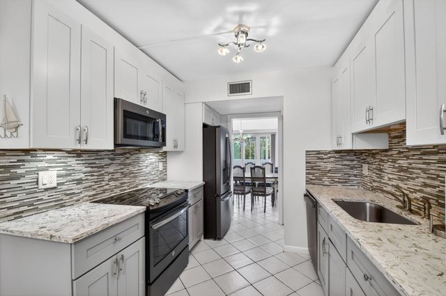3425 Via Poinciana 403, Lake Worth, FL 33467