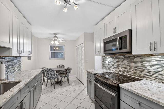 3425 Via Poinciana 403, Lake Worth, FL 33467