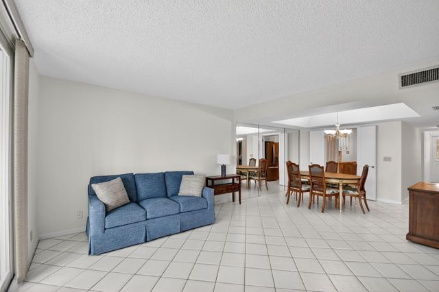3425 Via Poinciana 403, Lake Worth, FL 33467