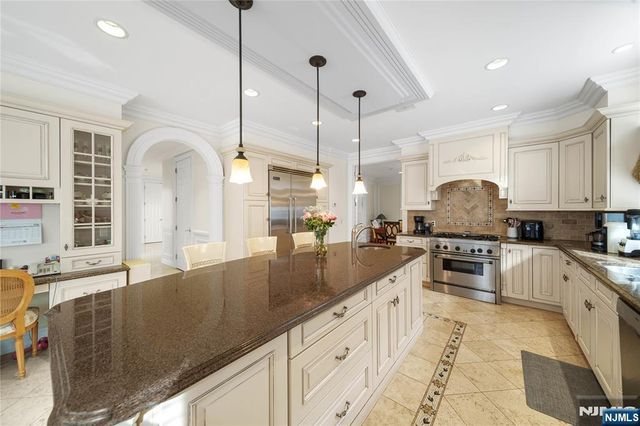 21 Priscilla Lane, Englewood Cliffs, NJ 07632