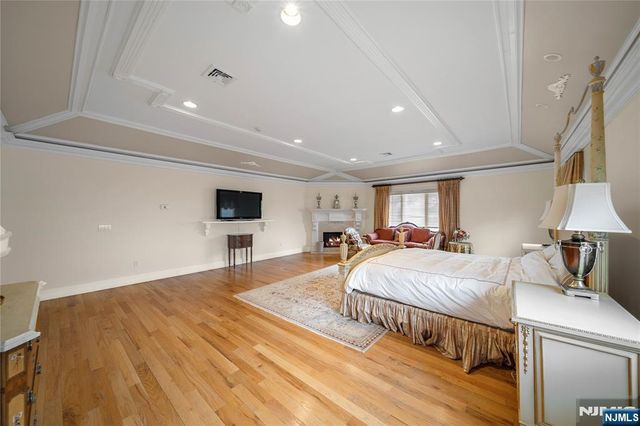 21 Priscilla Lane, Englewood Cliffs, NJ 07632