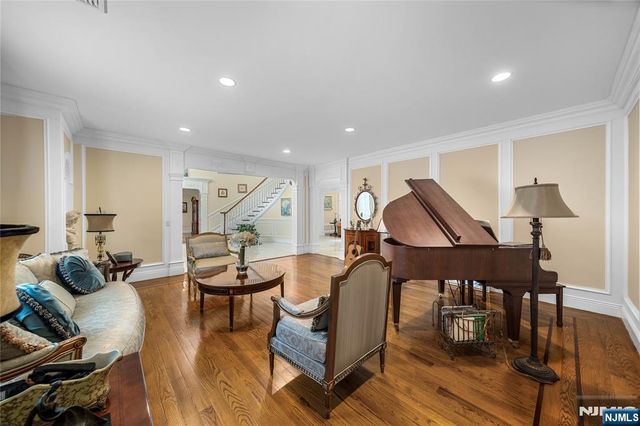 21 Priscilla Lane, Englewood Cliffs, NJ 07632