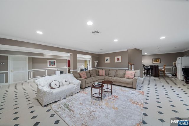 21 Priscilla Lane, Englewood Cliffs, NJ 07632