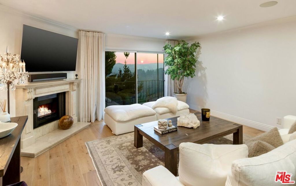 Image 1 of property listing at 2385 Roscomare Road D3, Los Angeles, CA 90077