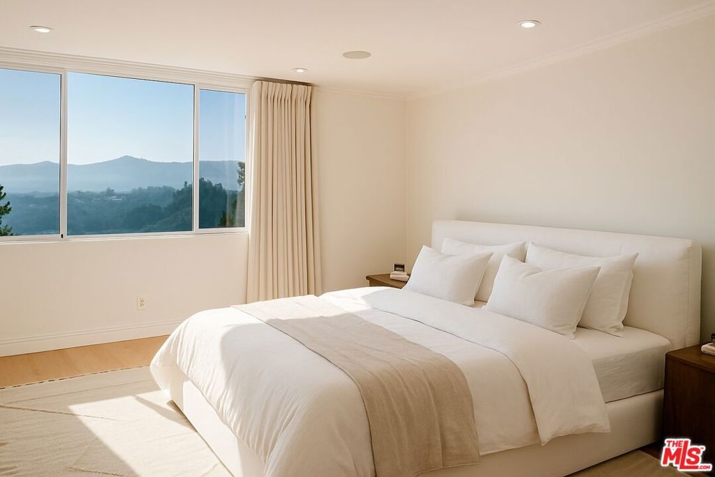 Image 10 of property listing at 2385 Roscomare Road D3, Los Angeles, CA 90077