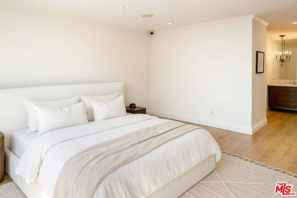 Image 11 of property listing at 2385 Roscomare Road D3, Los Angeles, CA 90077
