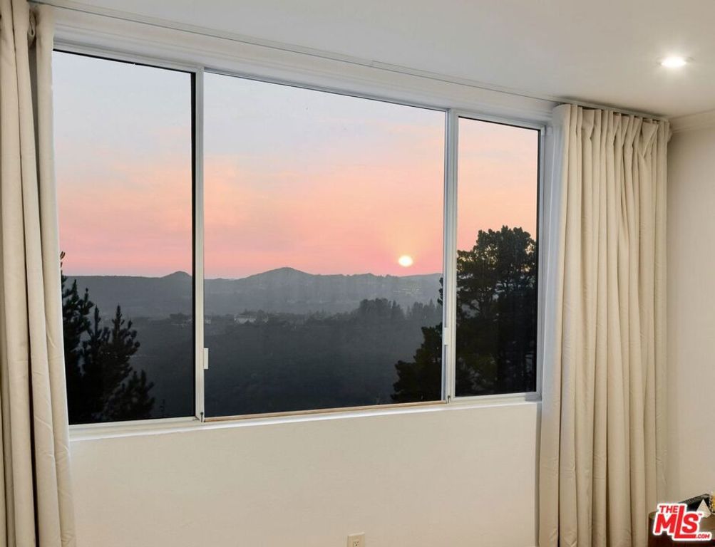 Image 12 of property listing at 2385 Roscomare Road D3, Los Angeles, CA 90077