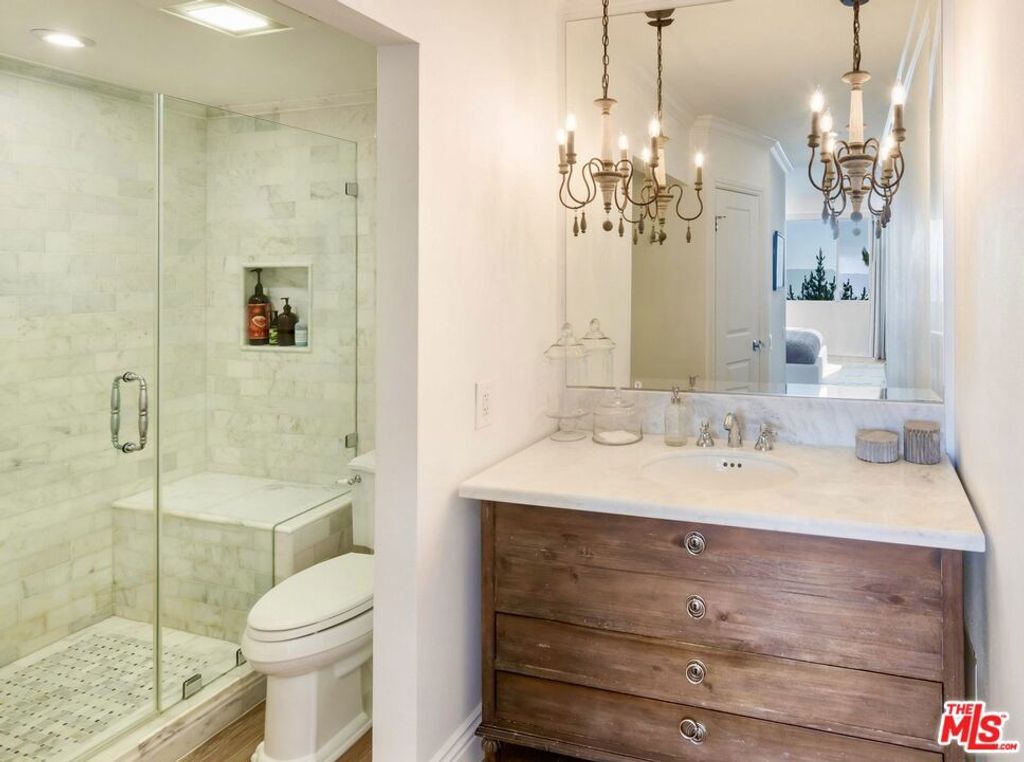 Image 13 of property listing at 2385 Roscomare Road D3, Los Angeles, CA 90077