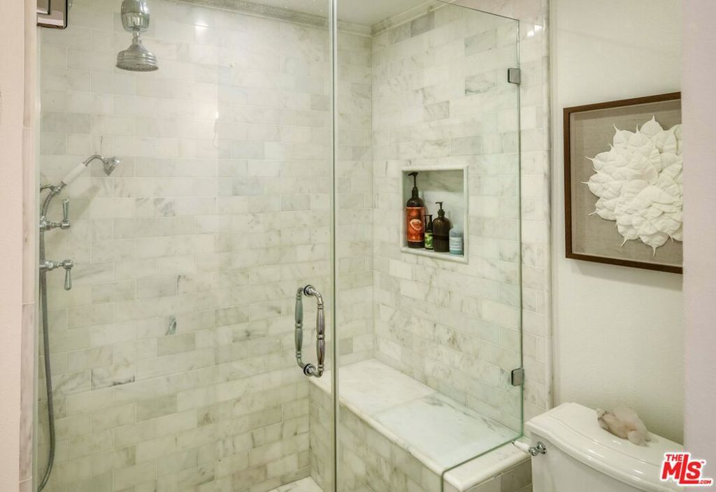 Image 14 of property listing at 2385 Roscomare Road D3, Los Angeles, CA 90077