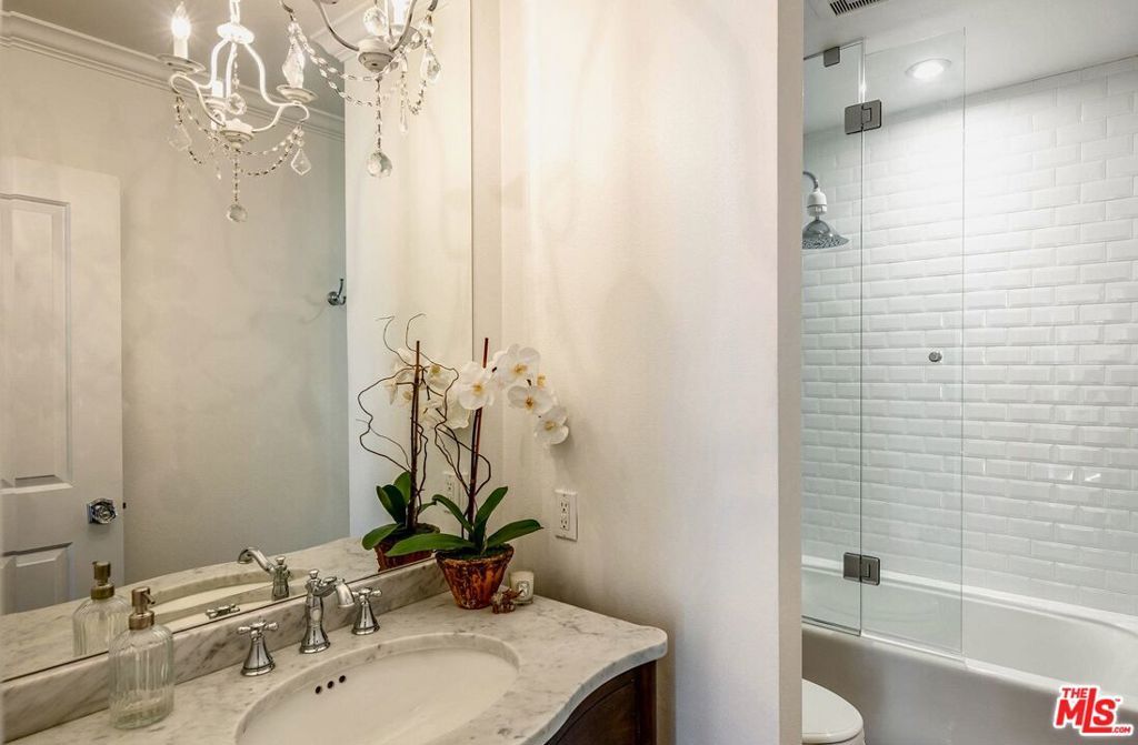 Image 15 of property listing at 2385 Roscomare Road D3, Los Angeles, CA 90077